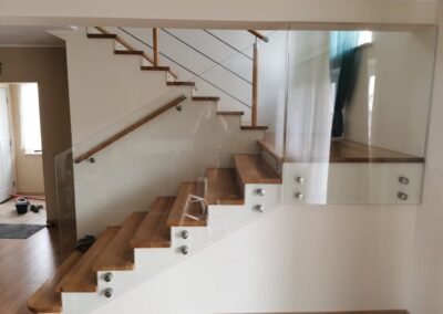 Balustrada szklana wewnętrzna przy schodach